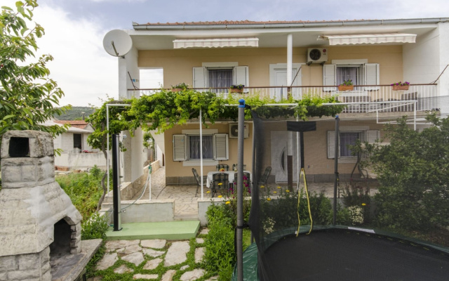 Holiday house More - garden shower: Vinisce, Riviera Trogir