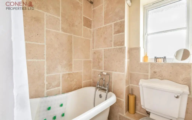 2 Bed Apartment Sleeps 5 - Free Parking, Balcony