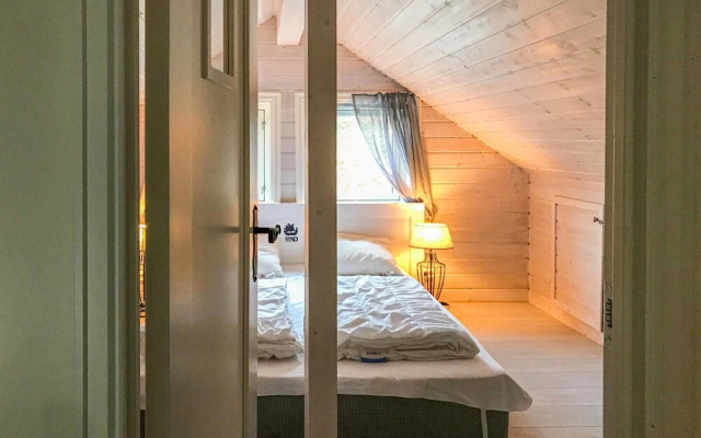 Stunning Home in Stadlandet With 4 Bedrooms and Jacuzzi