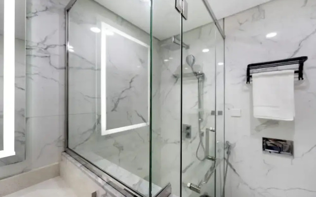 Chic 1BR Canal View at Waves Tower