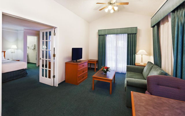 Super 8 by Wyndham Eagle Pass