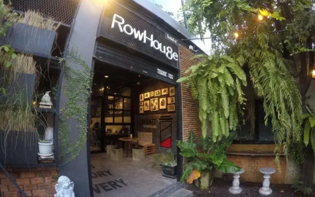 Row Hou8e Hostel