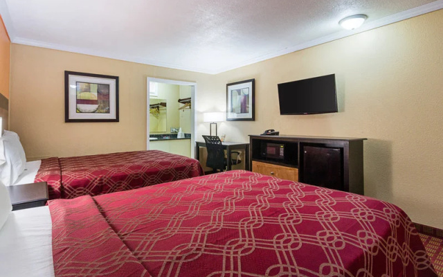 Econo Lodge West Dodge
