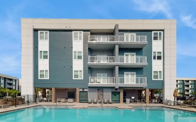 Modern Luxury Apartment w/ Private Balcony
