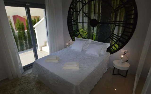 Villa With Garden & Roof Deck