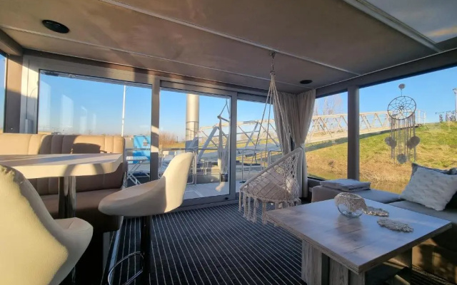 Luxe huisboot met 6 slaapplaatsen en airco in Limburg