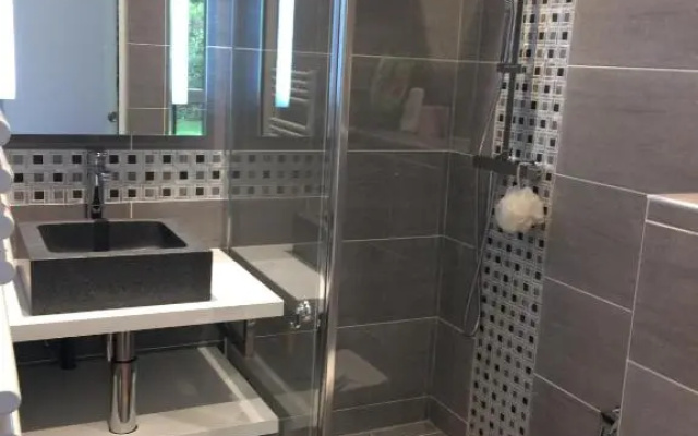 Trés Beau Studio (face bois), 10mn de l'Etoile