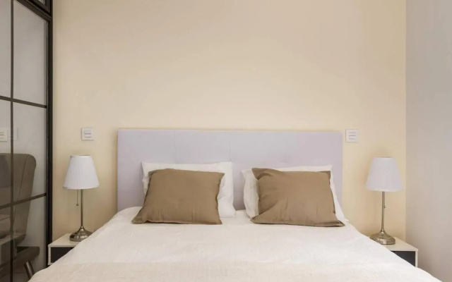 Modern Apartment in Toledo Street by Batuecas