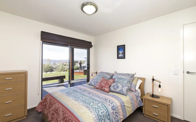 Ned Kelly's Retreat - Sophisticated style with modern convenience and