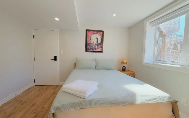 Cozy Rooms in Bright Walkout Suite - Newly Renovated 2026