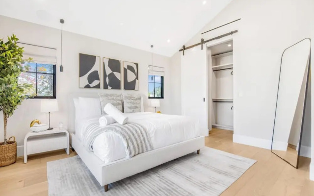 Villa Camellia - Charming 5 BR Home in the Heart of Studio City