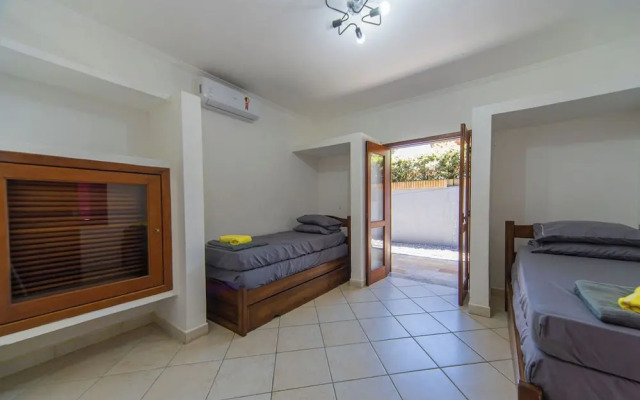 Casa c Piscina e Churrasqueira em Condom nio