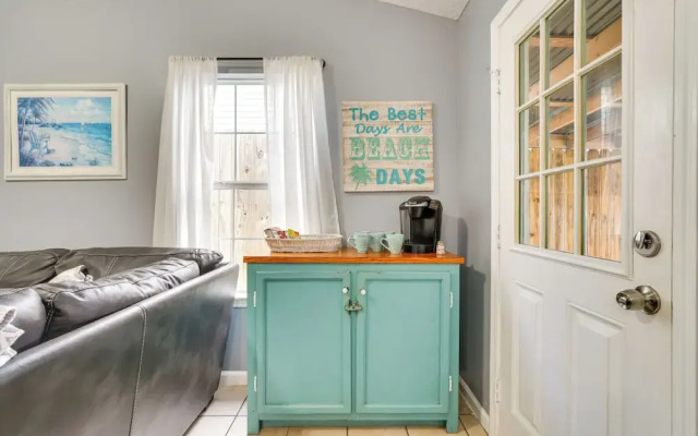 Pet-friendly PCB Duplex - Walk to Beach!