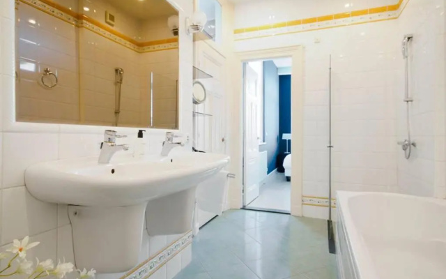 2 Bedroom 2 Bathroom Canal Apartment
