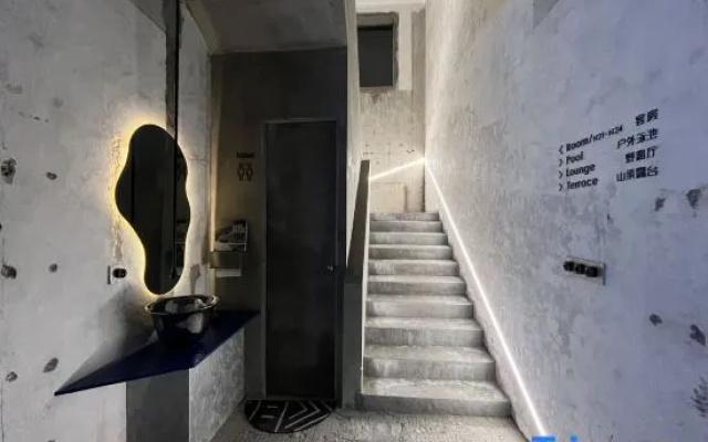 ROLLZ Yeluzi Hotel