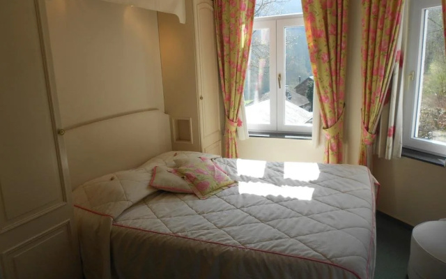 Hotels Aux Roches Fleuries