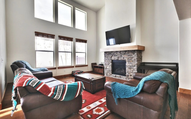 Parks Edge 1119 West Abigail by Blueswell