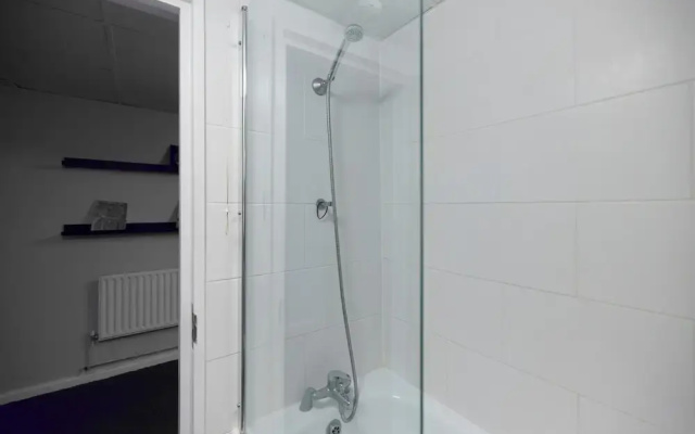Deluxe Room 10 - Louise House Summer Youth Accommodation