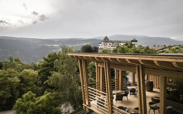 Presulis Hideaway Apartments & Restaurant