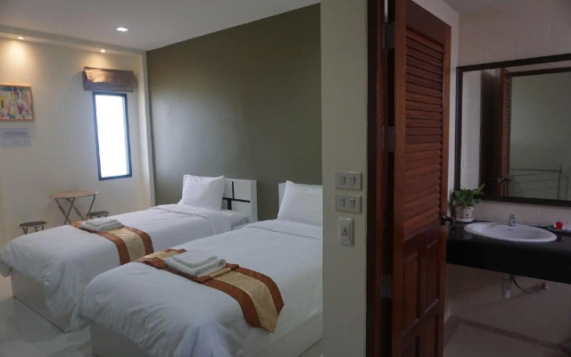 Parisa Place Hotel