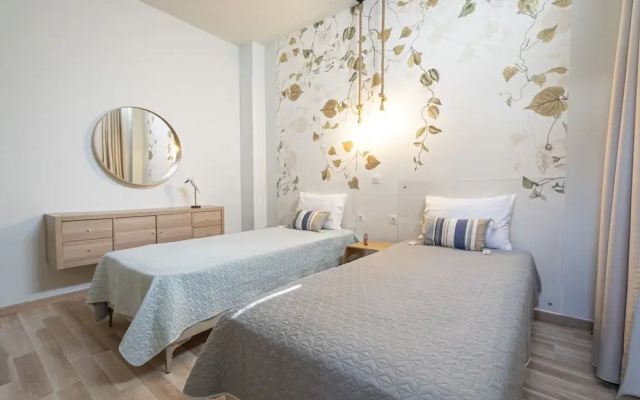 Topos Maisonette Left by Rentalspro