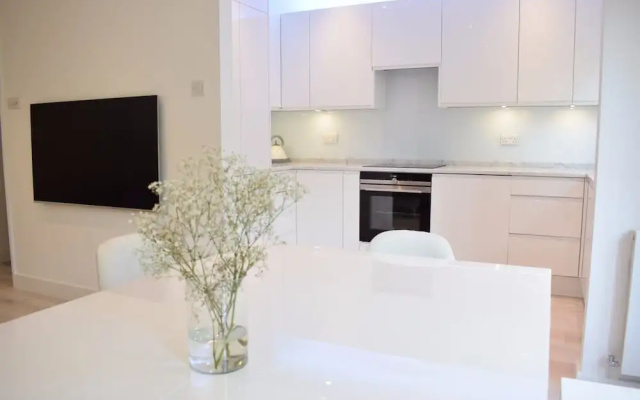 Stylish 2 Bedroom Apartment in Queen's Park