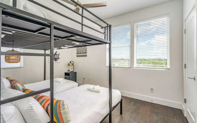 Jade - Private Patio and Balcony - Near Germantown