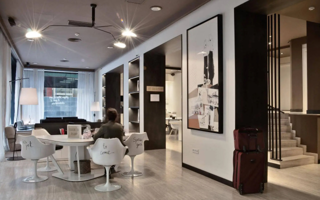 Pol & Grace Hotel