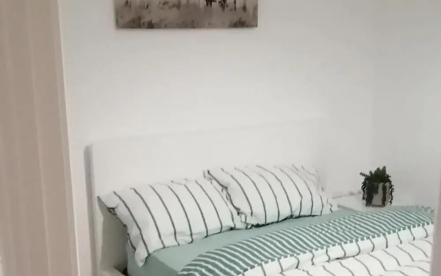 1 Bed Apartment Sleeps 2 - Parking & Wifi