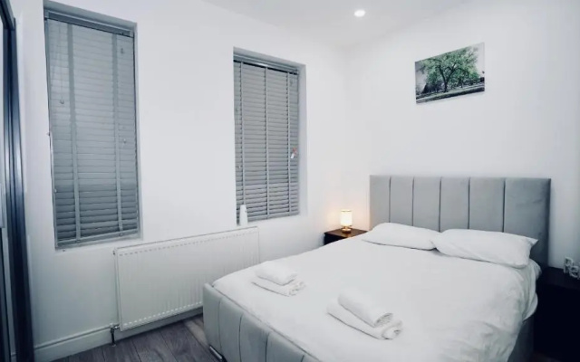 Luxury Apt Close To Ilford Station - Free Parking