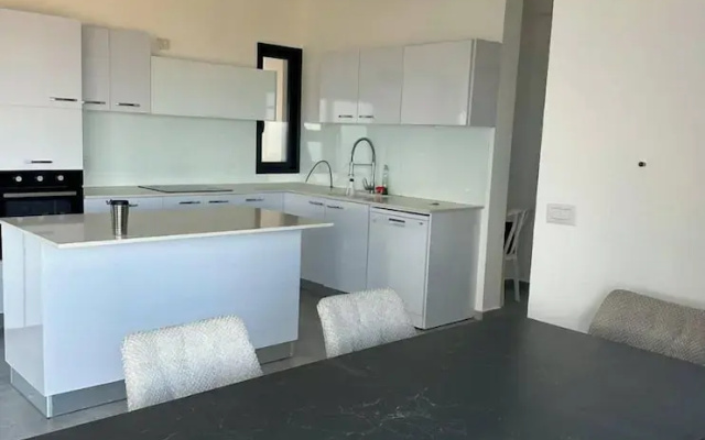 Charming 4BR APT with Stellar Sea View