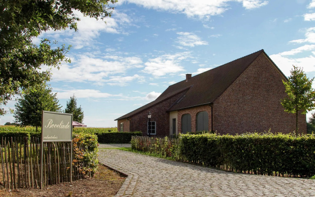 Peer Villa With Garden