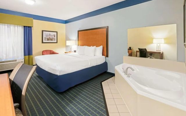 La Quinta Inn & Suites Shawnee