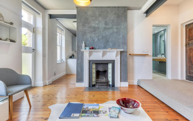 Behr Road Contemporary Cottage