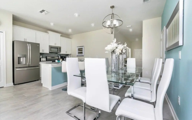 5 Bedroom Town Townhouse