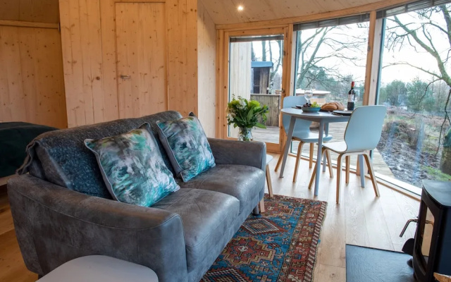 Luxury and Peaceful 1-bed Roundhouse With Hot Tub