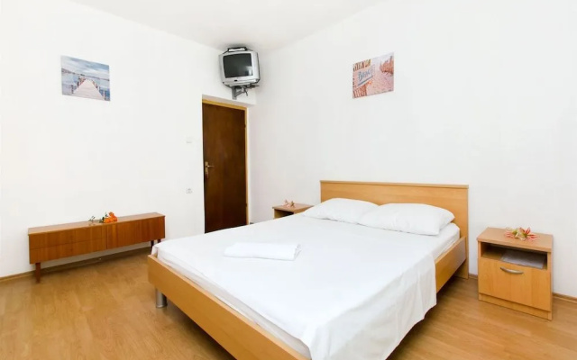 Apartments and Rooms Perica