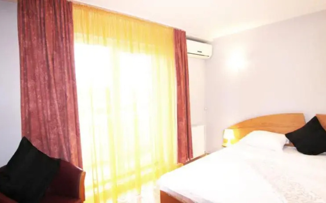 Domino 2BD Apartment UniriiI Square