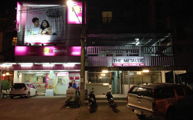 The Metallic Hostel вид на фасад