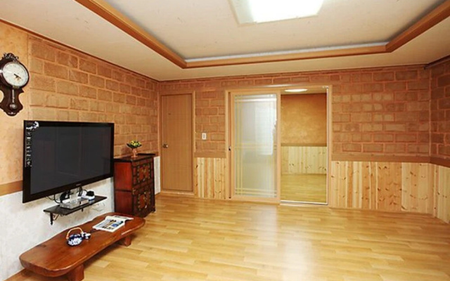 Hongcheon Giwajip View Pension