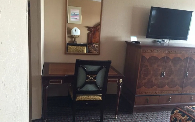 Villa West Inn