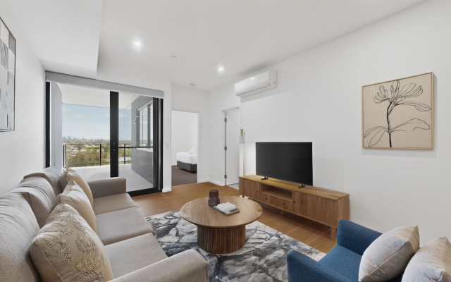 Bright Newly 2 Bed Apartment With Balcony Views