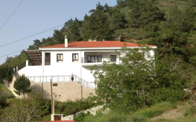 Ta Spitakia tis Theodosias