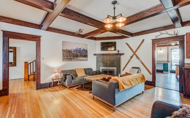Rocky Mountain Retreat- Enormous House Sleeps 23