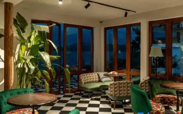 Jiujian Tang Dayu Homestay (Dongqian Lake)