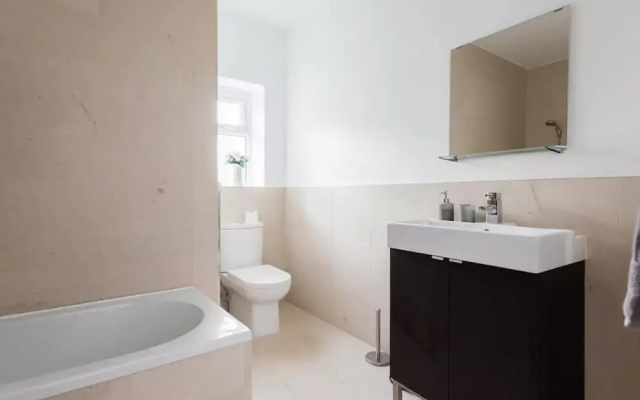 Amazing Modern 2 Bedroom Apartment in Zone 1!