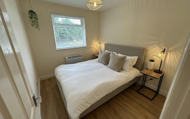 Charming 2-bed Apartment in Danbury, Essex