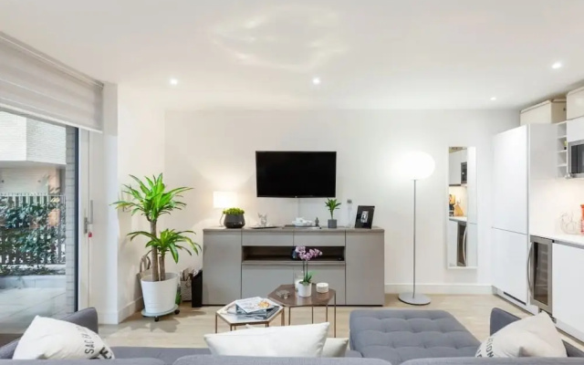 Stunning One Bed Apt W/balcony and Riverview in Greenwich