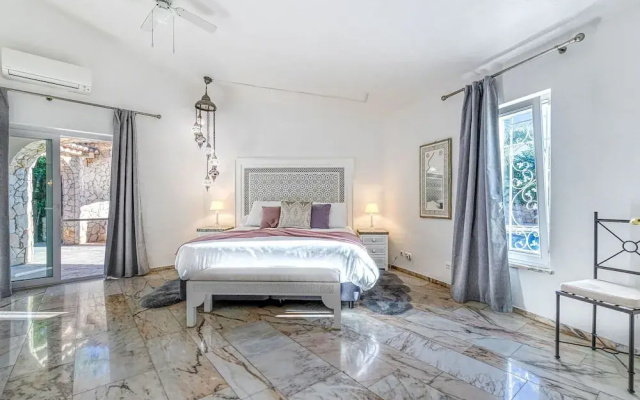 Golfinhos Magnificent Spacious 5 Bedroom Villa