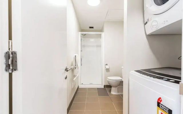 Cosy Central 1Br With Balcony!